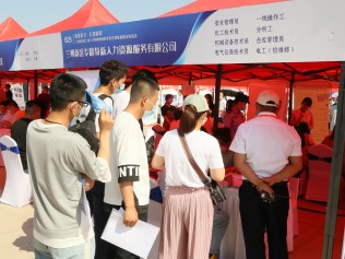 为入园企业输入人才